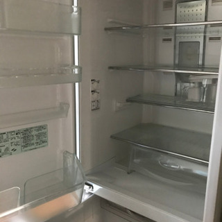 日立冷蔵庫とシャープ電子レンジの画像