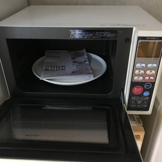 日立冷蔵庫とシャープ電子レンジの画像