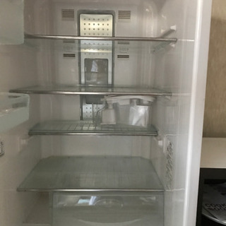日立冷蔵庫とシャープ電子レンジの画像
