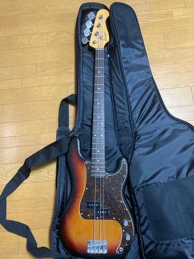 エレキベース（実家の押し入れに眠ってたぜ！）