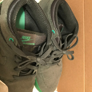 【値下げしました！】NIKE 緑のスニーカー 25㎝ の画像