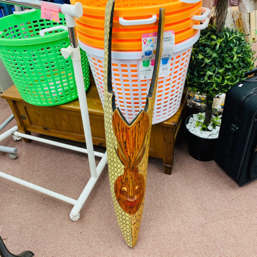 細長い顔の木製お面