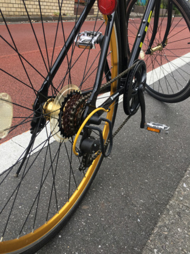 クロスバイク 黒金 人気 (電動チャリPAMA) 新宿の自転車の中古あげます