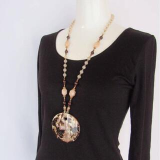 ネックレス　数回のみ使用　天然石の大きなビーズネックレス の画像