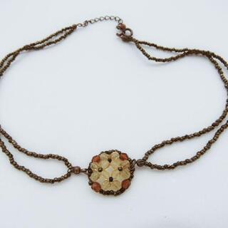 ネックレス　花模様の ビーズネックレス　