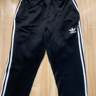 adidasクロップドパンツ