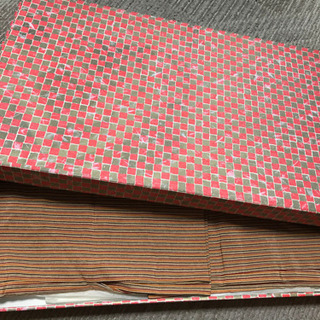 昔の着物と着物入れケースの画像