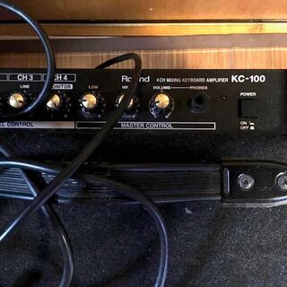 キーボードアンプ（Roland KC-100）の画像