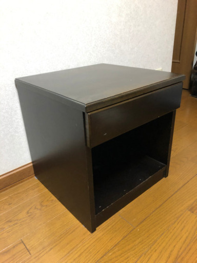 ナイトテーブル