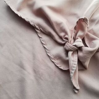 ナチュラルビューティーベーシック　スモークピンク　ブラウス　Mの画像