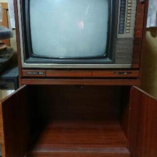 ブラウン管テレビ（昭和レトロ）の画像
