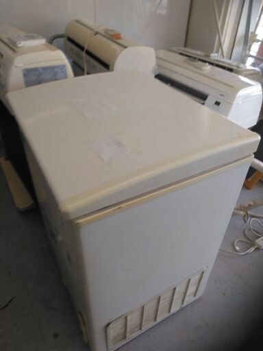 冷凍庫ストッカー 別館倉庫場所浦添市安波茶2－8－6においてあります
