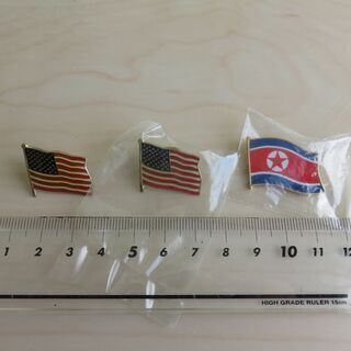 北朝鮮ピンバッジの画像