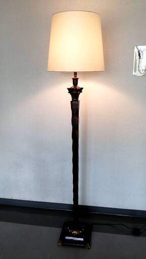 【商談中】【展示品】天然木　装飾削りの豪華なフロアスタンド 電球付き
