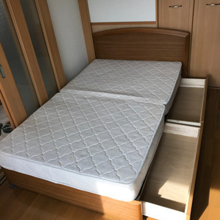収納、マットレス付　セミダブルベッド　