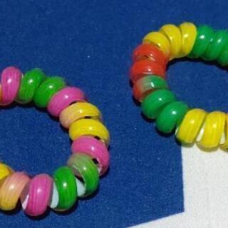 ヘアゴムです。オマケでプーさんもあげます。