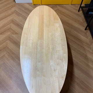 NYスタイルのサーフボード型テーブル   