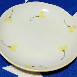 お花の皿です。三枚セット。の画像