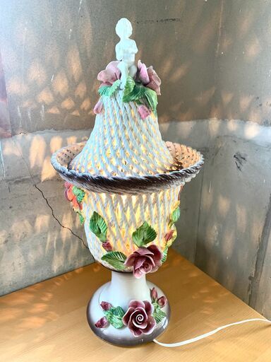 N1733・イタリア製 陶器製 ランプ 卓上 照明 アンティーク スタンドライト バラ 西洋 通電確認ＯＫ インテリア