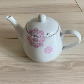 吊り戸棚ラック、電気ケトル、ポット、ソルトandペッパーのセットの画像