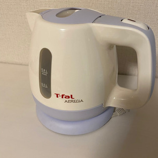 吊り戸棚ラック、電気ケトル、ポット、ソルトandペッパーのセットの画像