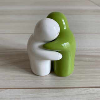 吊り戸棚ラック、電気ケトル、ポット、ソルトandペッパーのセットの画像