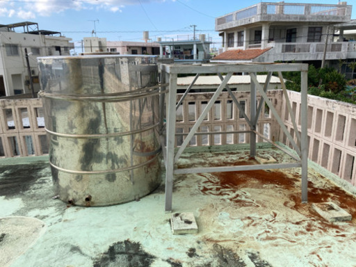 値下げしました。2tステンタンクと、架台