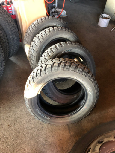 【お取引終了】ホイール・ナット付きスタッドレスタイヤ（215/65R16、24年製） お取引終了】ホイール・ナット付きスタッドレスタイヤ（215/65R16、24
