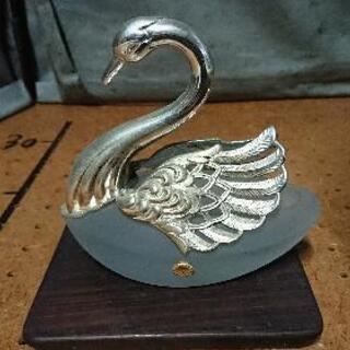 白鳥の銀の置物の画像