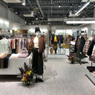 服の販売・接客　10月23日NewOpen！　アバハウスりんくうアウトレット店の画像