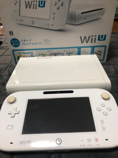 WiiU本体とコントローラー4つ