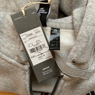 adidas パーカーの画像