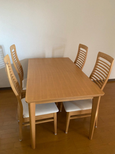 ★11/23迄　最終値下げ　ダイニングテーブル + 4人用椅子