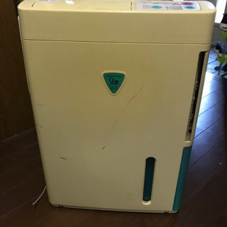 古めの除湿機2台