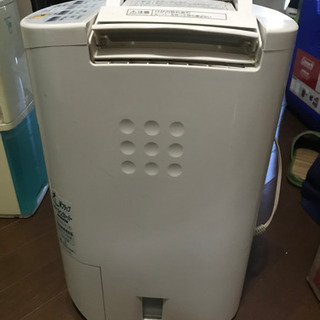 古めの除湿機2台の画像