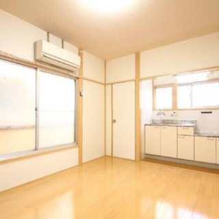 入居可　エアコン、シャワー、洗濯機、家具付きアパート