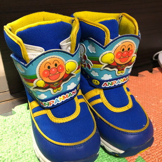 アンパンマンのスパイク付きブーツ
