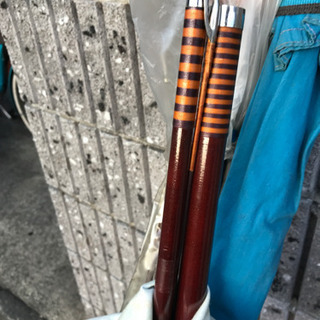 釣竿とクーラーボックスの画像