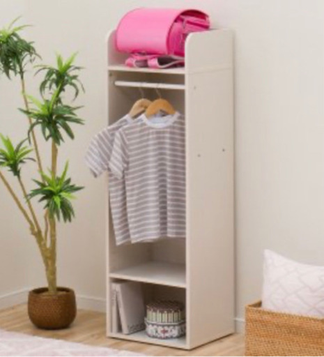ニトリ白色の可愛い学習机、椅子と洋服掛け近くなら運びます