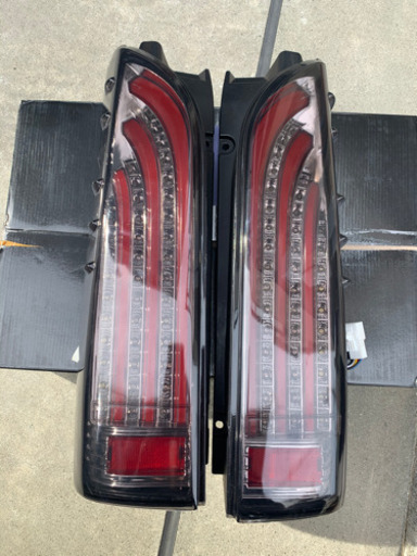 ハイエース　流れるテールランプセット　スモーク