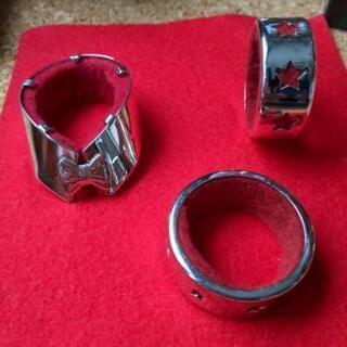 キャンドル立てとボトル飾りの画像