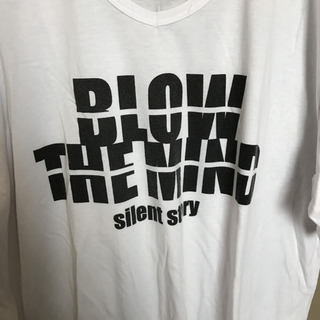 英字ロゴ入りTシャツとニット系黒チョッキの画像