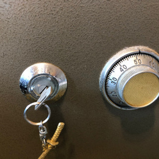 古い金庫　鍵付きもらって下さい！