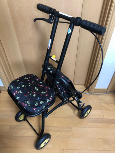 美品 【幸和製作所】シルバーカー プチカ SICP01 フラワーブラック 軽量 折りたたみ 座れるシニアショッピングカー