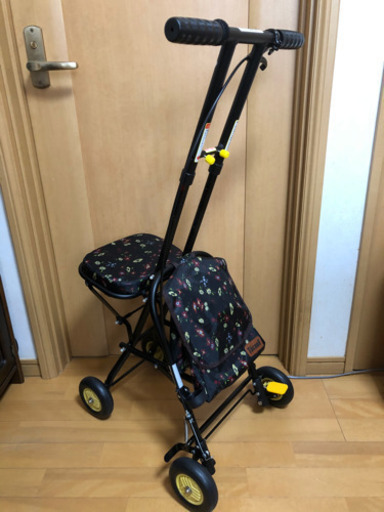 美品 【幸和製作所】シルバーカー プチカ SICP01 フラワーブラック 軽量 折りたたみ 座れるシニアショッピングカー