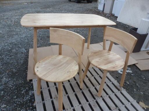 リサイクルショップのダイトーです。 おしゃれアイテム　お持ち帰り価格　食卓テーブル　イス2脚付（マレーシア製）