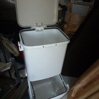 リサイクルショップのダイトーです。 おしゃれアイテム　お持ち帰り価格　ゴミ箱（2段式）の画像