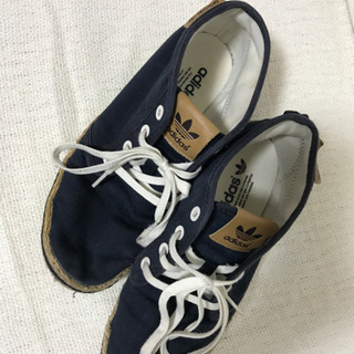 adidas スニーカーの画像