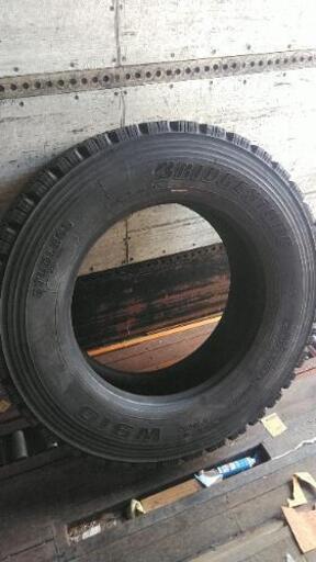 大型トラック　タイヤ　スタッドレス