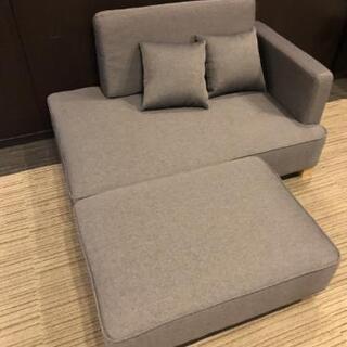 【展示品・未使用】2人掛け ソファ カウチソファ グレー オットマン付💳自社配送時🌟代引き可💳※現金、クレジット、スマホ決済対応※の画像